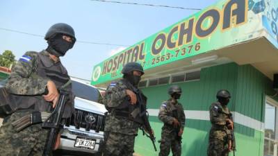 Un carro de la empresa Proval permanece frente a la Clínica Ochoa, ubicada en barrio Las Palmas.