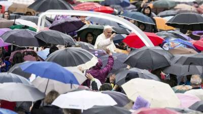 El Papa Francisco llega bajo la lluvia a la Audiencia del Jubileo en la Plaza de San Pedro, en el Vaticano. Foto de EFE.