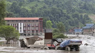 Las aguas de una crecida repentina arrasan Trishuli Bazar, en el distrito de Nuwakot (Nepal), el 26 de agosto de 2026. EFE/EPA/NARENDRA SHRESTHA
