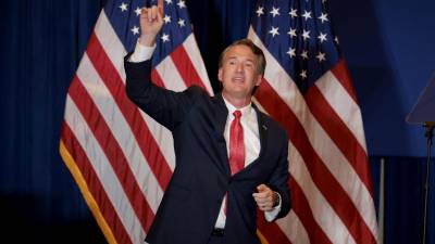 El republicano Glenn Youngkin celebra su victoria tras ganar la gobernación de Virginia.