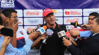 El técnico olimpista Pedro Troglio en la conversación con los medios de comunicación.