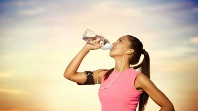 Se debe ingerir ocho vasos de agua diarios, pero debe aumentar su ingesta al hacer ejercicio y en los días de mucho calor.