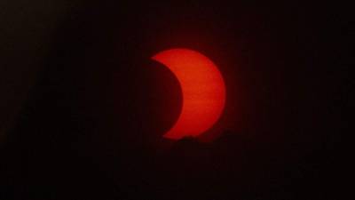 Los habitantes del hemisferio norte pudieron admirar este jueves en el cielo, protegiendo los ojos, un eclipse parcial de sol que recorrió una franja de aproximadamente 500 km que va desde Canadá hasta Siberia, pasando por Europa.