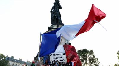 Franceses celebran los resultados de las elecciones legislativas este domingo en Francia.