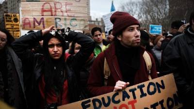Las protestas en Estados Unidos no cesan, condenando las políticas del presidente Trump.
