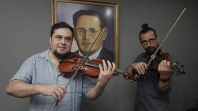 Los violinistas Ángel Ríos y Rodolfo Escoto.