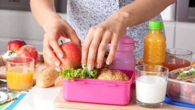 Si su hijo lleva su merienda, asegúrese que sus alimentos contenga muchos nutrientes.