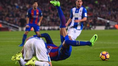Leganes' Argentinian defender Martin Mantovani (L) vies with Barcelona's Brazilian forward Neymar during the Spanish league football match FC Barcelona vs CD Leganes at the Camp Nou stadium in Barcelona on February 19, 2017. / AFP PHOTO / Josep Lago