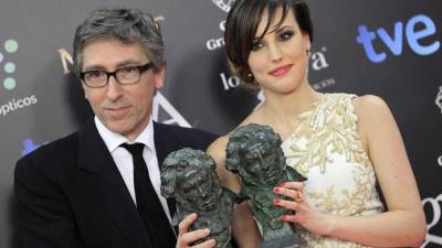 La actriz Natalia de Molina y el director David Truba tras recibir el Goya a la 'Mejor actriz revelación' y 'Mejor guión original', respectivamente, por la película 'Vivir es fácil con los ojos cerrados', durante la gala de entrega de los 28 premios Goya, esta noche en Hotel Auditorium de Madrid.