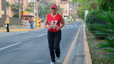 <span class=mln_uppercase_mln>Doña Karla recorriendo la ruta por donde pasará la Maratón el 19 de junio.</span> Fotos Melvin Cubas