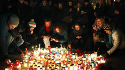 Tras los disturbios del miércoles y jueves que dejaron decenas de muertos, ayer los ucranianos encendieron velas por la paz en el país.