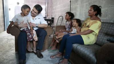 El presidente Juan Orlando Hernández compartió con las familias beneficiadas en San Lorenzo, Valle.