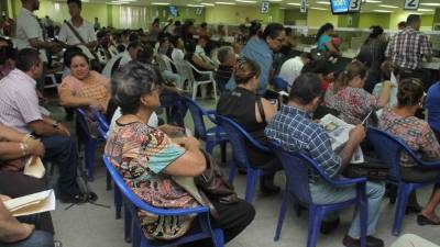 Los usuarios se desesperan por las largas horas que deben esperar para ser atendidos. Foto: Cristina Santos.