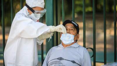 Un adulto mayor acude a realizarse pruebas para detectar la Covid-19, el 20 de enero de 2021.