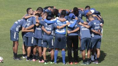 Los jugadores de la bicolor hacen su tradicional oración antes de entrenar.