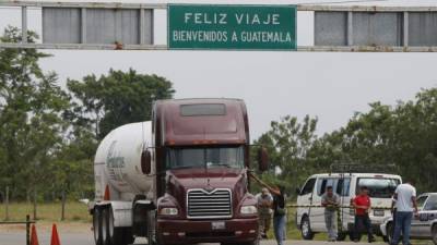 Un camión de cisterna con placas hondureñas entra a Guatemala por la aduana de Corinto, a 37 minutos de Omoa.