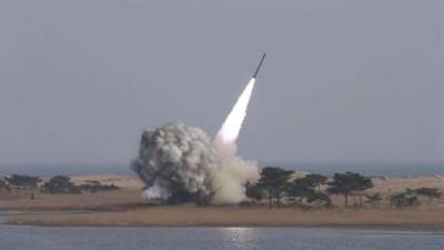 Fotografía sin fechar facilitada el 4 de marzo de 2016, por la agencia de noticias norcoreana KCNA que muestra las pruebas de lanzamiento de un nuevo sistema de lanzamisiles múltiple de largo calibre por parte de Corea del Norte. EFE/KCNA