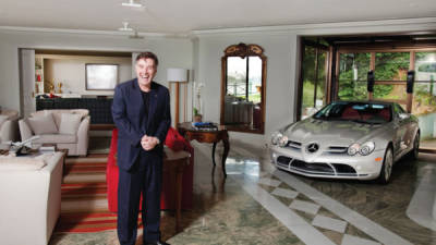 Eike Batista guarda un lujoso Mercedes en la sala de su casa.
