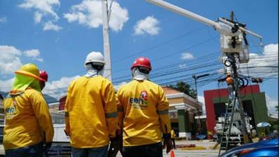 JORNADA. Empleados de la Empresa Energía Honduras (EEH) trabajan en el mantenimiento de tendido eléctrico.