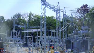 <b>Personal de la estatal en una subestación de energía en San Pedro Sula. Foto: Melvin Cubas</b>