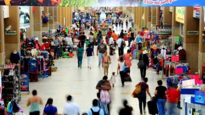 La terminal de buses además es como un centro comercial ya que hay diferentes negocios.