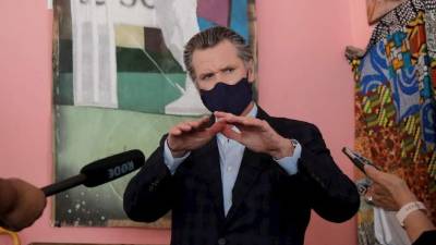 El gobernador de California, Gavin Newsom, ordenó este domingo el cierre de los bares de Los Ángeles y de otros seis condados del estado en su intento de atajar la expansión de los casos de coronavirus en la región. Foto: EFE