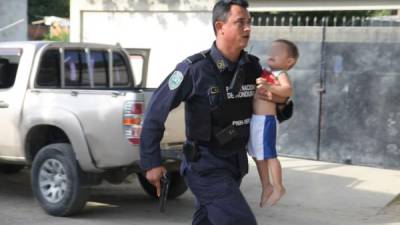 Erick Escobar es el policía que se ha ganado el reconocimiento por anteponer su vida a la de un niño.