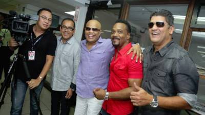 Los cantantes disfrutaron con los periodistas en la sala de redacción de LA PRENSA.