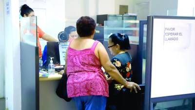 <b>Ciudadana es atendida en la ventanilla de cambio de domicilio. Foto: Franklyn Muñoz.</b>