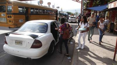 El censo de la Dirección General del Transporte (DGT) detalla que en Tegucigalpa circulan legalmente 1,400 buses y 7,000 taxis, en San Pedro Sula 1,450 autobuses y más de 5,200 taxis; en El Progreso y Choloma transitan 910 y 200 ruleteros.