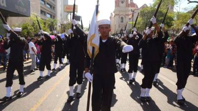 Estudiantes de la Base Naval han hecho un desfile ejemplar.