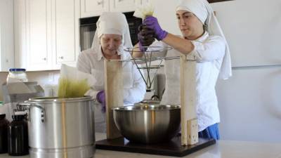 Las hermanas Kate (izquierda) y Darcy (derecha) trabajan en su granja ubicada en Los Ángeles. Desde que hace tres meses echaran a andar su negocio, la popularidad de las 'Hermanas del Valle' no ha dejado de crecer. En su granja en el valle central de California cultivan cannabis orgánico y elaboran productos medicinales que se venden a consumidores de todo el mundo. Fotos: EFE/Aitana Vargas