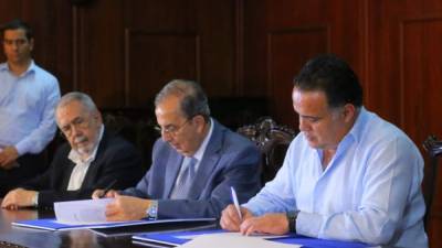 La firma del contrato entre el alcalde Armando Calidonio y los representantes del consorcio, entre ellos, Francisco Saybe.