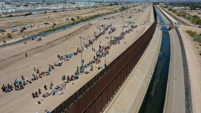 Cientos de migrantes acampan frente a la frontera de EEUU para entregarse a la Patrulla Fronteriza.