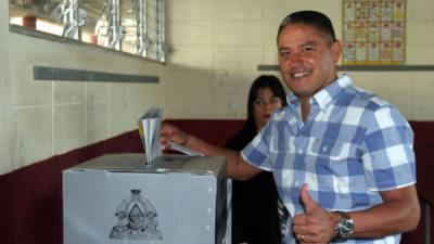 El exjugador del Olimpia, Wilmer Velásquez, y aspirante a diputado llegó con entusiasmo a votar.