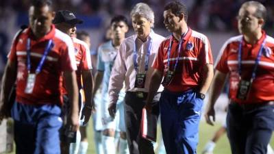 Osman Madrid hablando con Carlos Restrepo anoche en el partido frente al Alianza. Foto Juan Salgado
