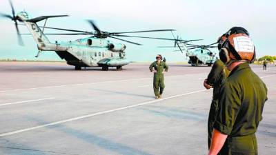 Marines se marcharon en helicópteros y aviones.