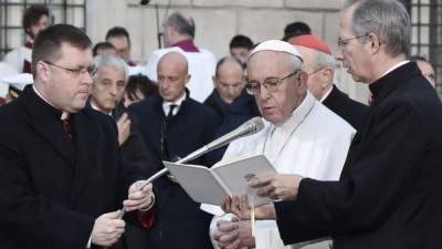 La guía aprobada por el Papa no puede admitir en el seminario a quienes practiquen la homosexualidad. afp
