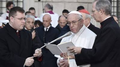 La guía aprobada por el Papa no puede admitir en el seminario a quienes practiquen la homosexualidad. afp