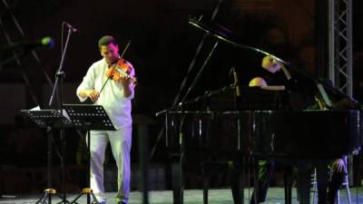 Tanto el cuarteto Isar como los artistas hondureños cautivaron a la multitud de personas. En la fotografía el violista hondureño Julio López acompañado por el pianista Óscar Barahona.