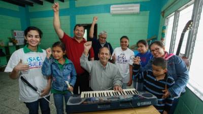 Docentes y alumnos que forman parte de la fundación Luis Braille.
