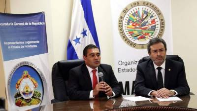 El procurador general Abraham Alvarenga y el vocero de la Maccih, Juan Jiménez Mayor. Foto: Andro Rodríguez