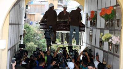 Decenas de personas llegaron al camposanto para despedirse de don Jorge Montenegro.