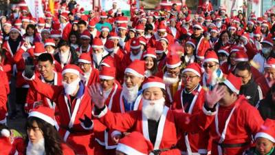 En China, Líbano, República Checa, Inglaterra, India y otros países de todos los continentes se ha propagando el personaje de túnica roja Santa Claus, y también el árbol que simboliza la Navidad.