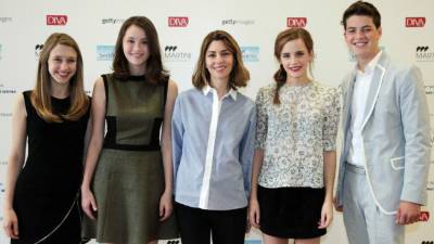 Los actores Taissa Farmiga, Katie Chang con la directora Sofía Coppola y sus compañeros Emma Watson e Israel Broussard.