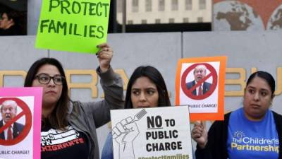 Inmigrantes protestaron en EEUU contra la ley de carga pública que busca obstaculizar la legalización de miles de personas./