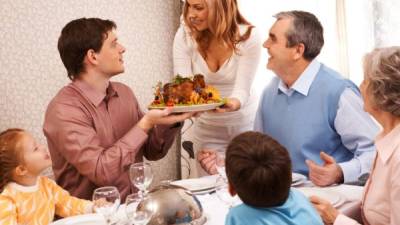 Comer juntos beneficia a los niños y adolescentes.