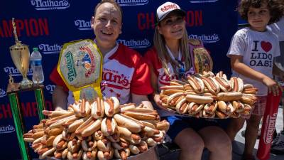 Joey Chestnut y Miki Sudo comieron 63 y 40 hot dogs respectivamente para convertirse en los campeones del concurso de glotones en Nueva York.