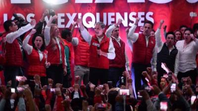 Mexico state gubernatorial candidate for the Institutional Revolutionary Party (PRI) Alfredo Del Mazo (C) and other party members greet supporters at the party's headquarters in Toluca, Mexico State, on June 4, 2017. / AFP PHOTO / AFP PHOTO AND AGENCIA MVT / Crisanta ESPINOZA