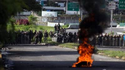Manifestantes opositores bloquean una calle en rechazo a las elecciones de la Asamblea Nacional Constituyente el 30 de julio de 2017, en Caracas (Venezuela). EFE